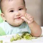 Cara Menghentikan Kebiasaan Anak Melemparkan Makanan