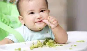Cara Menghentikan Kebiasaan Anak Melemparkan Makanan