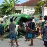 Minibus Pecah Ban & Hantam Pagar Rumah, Dua Penumpang Tewas