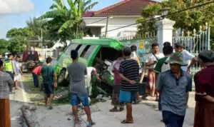 Minibus Pecah Ban & Hantam Pagar Rumah, Dua Penumpang Tewas