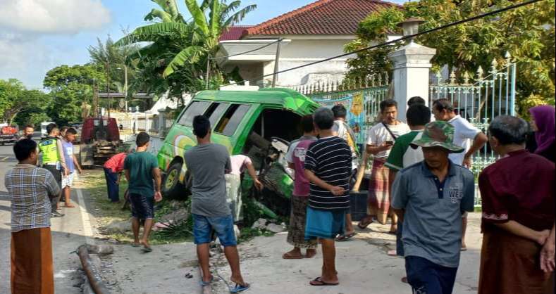 Minibus Pecah Ban & Hantam Pagar Rumah, Dua Penumpang Tewas
