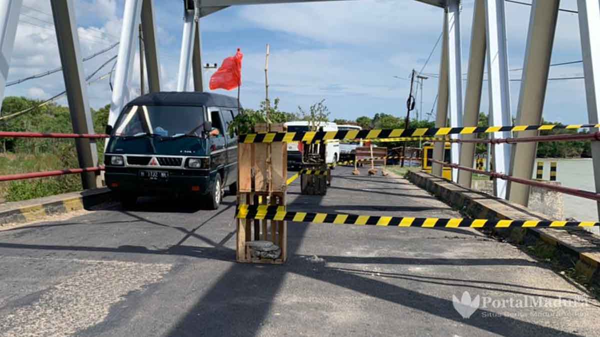 Jembatan Ambles, Polisi Terapkan 'contraflow' di Akses Ketapang-Sokobanah