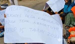Tolak Cakades Luar Desa, Warga Karduluk "Luruk" Kantor DPMD Sumenep