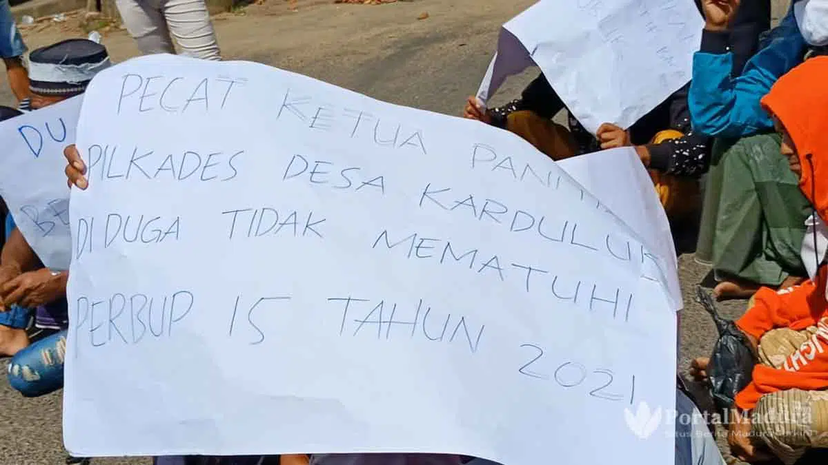 Tolak Cakades Luar Desa, Warga Karduluk "Luruk" Kantor DPMD Sumenep