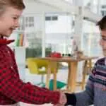 4 Cara Mengajarkan Anak untuk Meminta Maaf