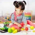 5 Cara Mengajarkan Si Kecil agar Bermain Sendiri Tanpa Mama