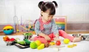 5 Cara Mengajarkan Si Kecil agar Bermain Sendiri Tanpa Mama