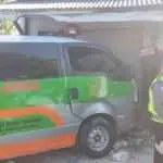 Ambulans RSUD Sumenep Tabrak Toko Elektronik dan Rombong di Camplong