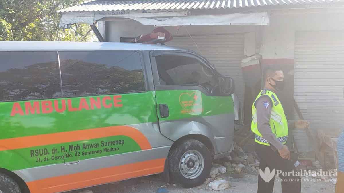 Ambulans RSUD Sumenep Tabrak Toko Elektronik dan Rombong di Camplong