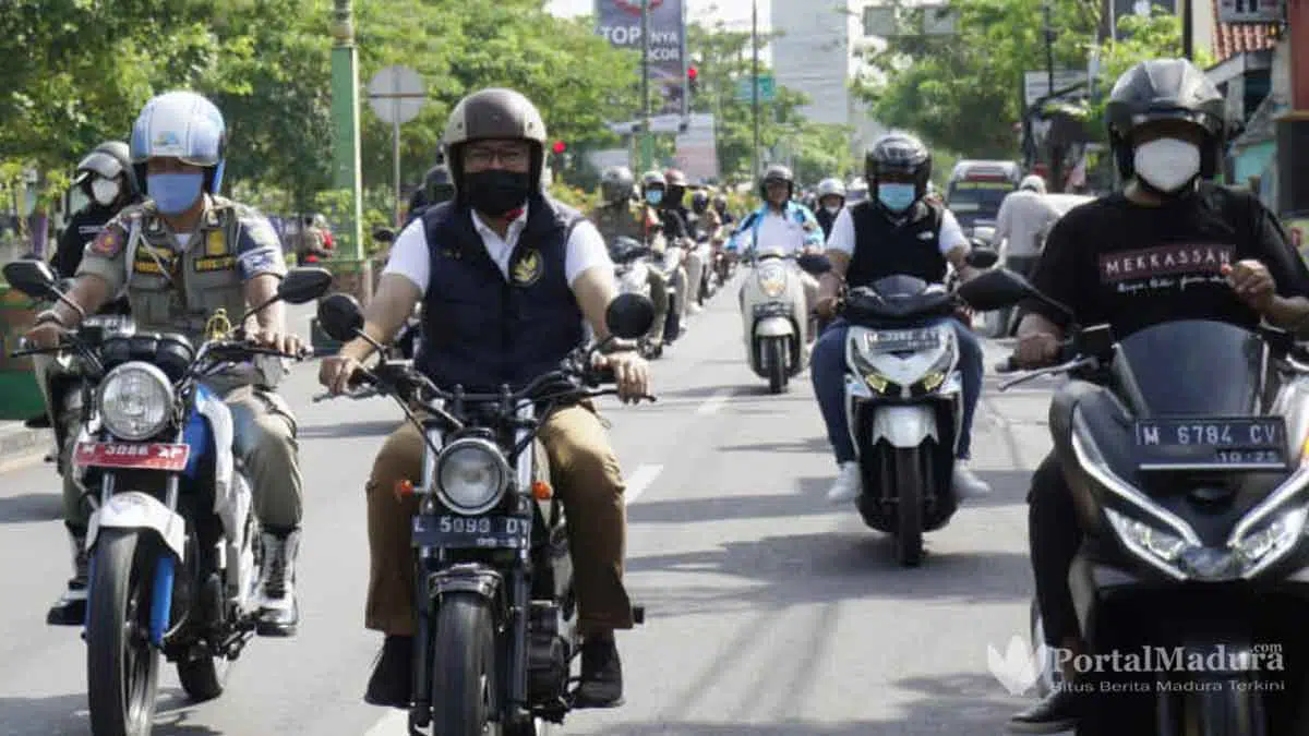 Pakai Motor Jadul, Bupati Pamekasan Keliling Kelurahan Serap Aspirasi Rakyat