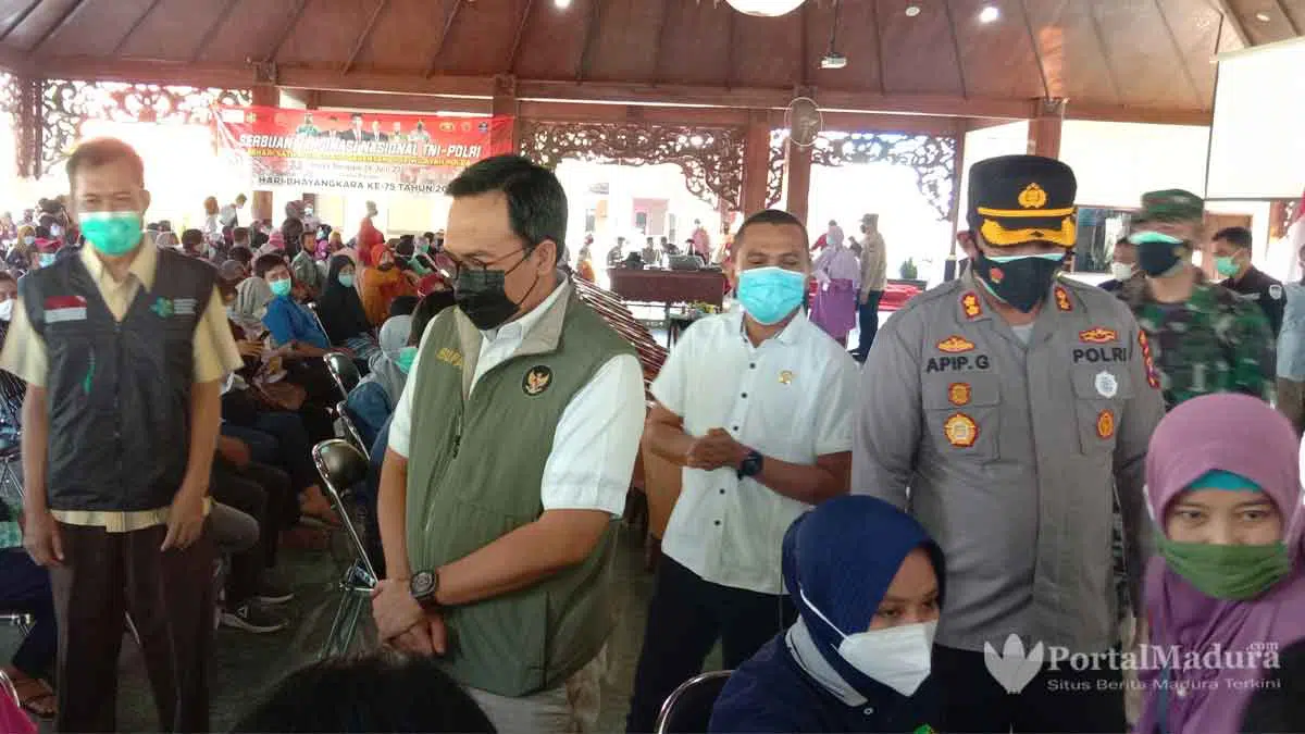 Pastikan Layanan, Bupati Pamekasan Pantau Langsung Vaksinasi Covid-19 Serentak