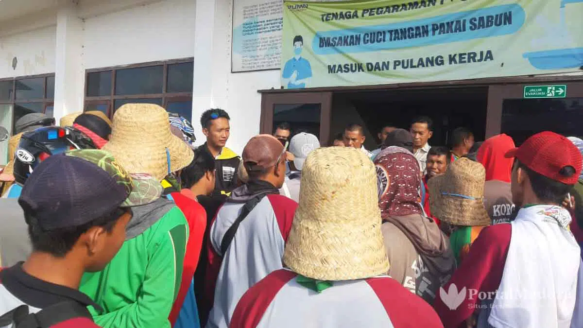 Pekerja PT Garam [Persero] Tuntut Upah Dibayarkan Full