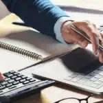 Perbedaan Manajemen Kehadiran dengan Aplikasi Absen dan Cara Manual