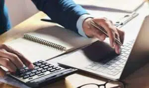 Perbedaan Manajemen Kehadiran dengan Aplikasi Absen dan Cara Manual