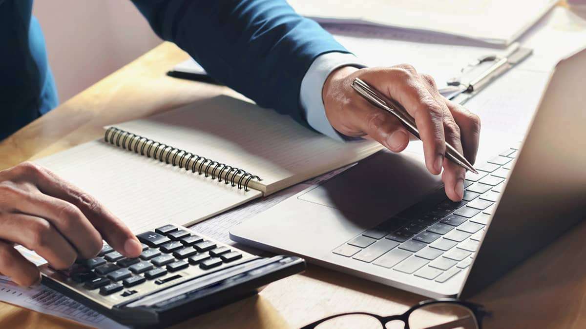 Perbedaan Manajemen Kehadiran dengan Aplikasi Absen dan Cara Manual