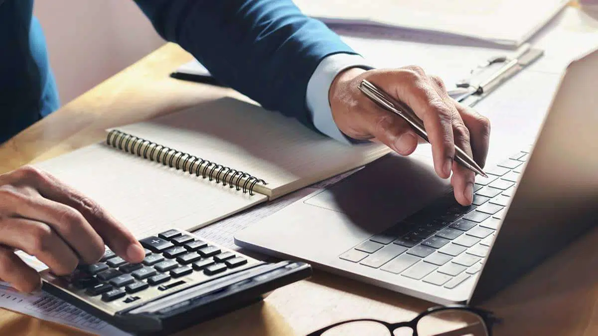 Perbedaan Manajemen Kehadiran dengan Aplikasi Absen dan Cara Manual