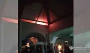 Percikan Api di Atas Atap Masjid Jamik Sumenep