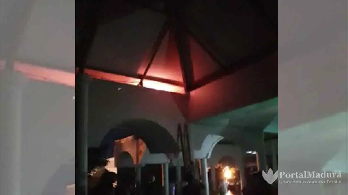 Percikan Api di Atas Atap Masjid Jamik Sumenep