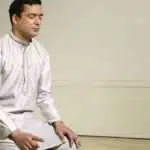 Salat Sambil Memejamkan Mata, Bolehkah?