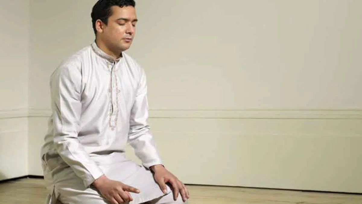 Salat-Sambil-Memejamkan-Mata,-Bolehkah