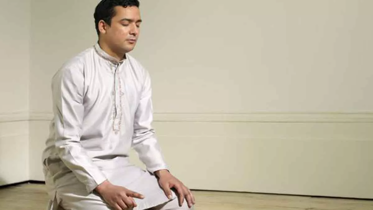 Salat Sambil Memejamkan Mata, Bolehkah?