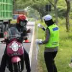 Srikandi Polda Jatim Berikan Masker dan Edukasi 5M di Bangkalan