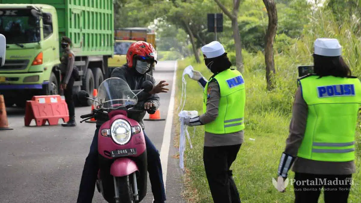 Srikandi-Polda-Jatim-Berikan-Masker-dan-Edukasi-5M-di-Bangkalan