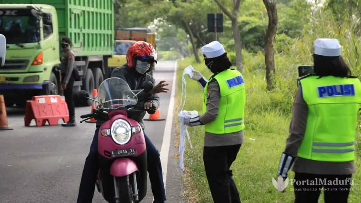 Srikandi Polda Jatim Berikan Masker dan Edukasi 5M di Bangkalan