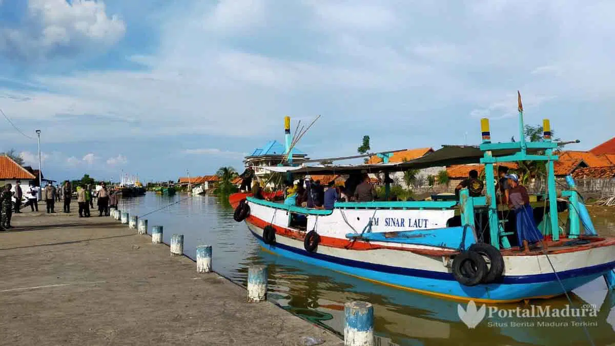 Tim-Gabungan-Sekat-Transportasi-Laut-di-Pelabuhan-Tanglok-Sampang