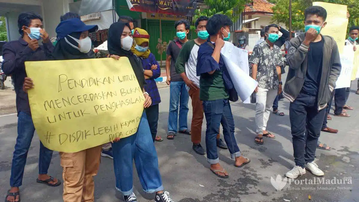 Demo Disdik Sumenep, Mahasiswa: Pendidikan Bukan untuk Penghasilan