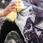 6 Cara Bersihkan Mobil Kesayangan di Rumah