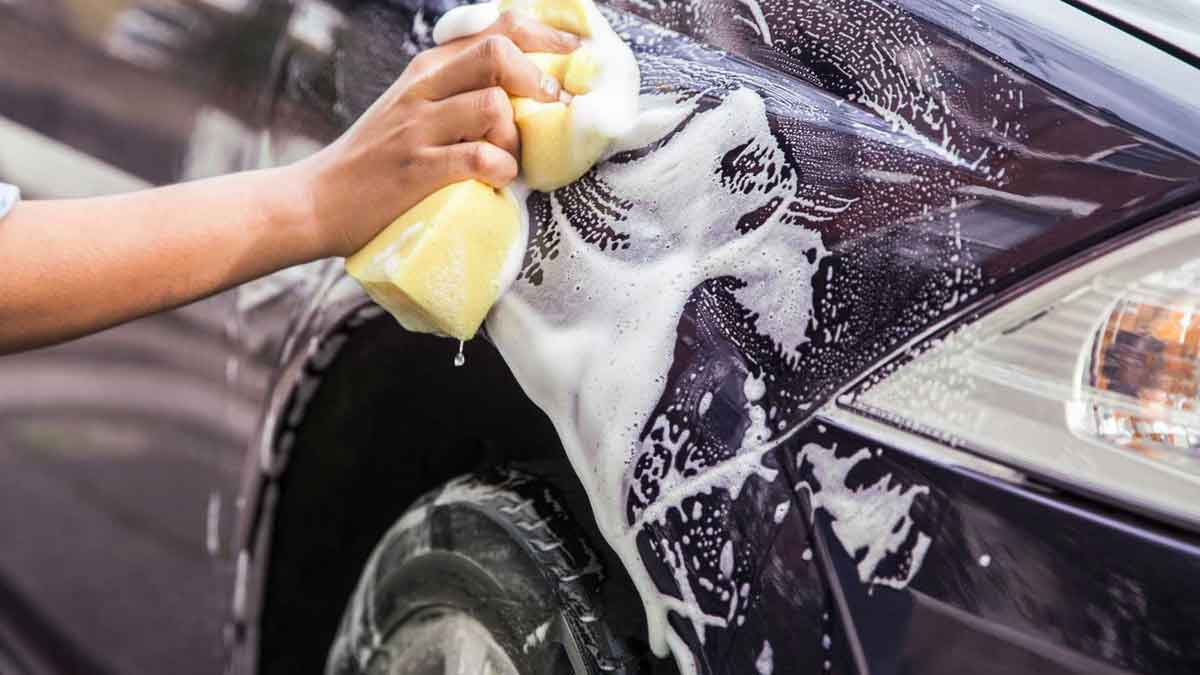 6 Cara Bersihkan Mobil Kesayangan di Rumah