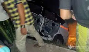 Ambulans-Plat-B-Hantam-Pembatas-Jembatan-di-Sampang