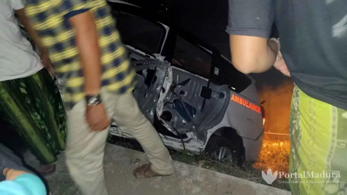 Ambulans Plat B Hantam Pembatas Jembatan di Sampang