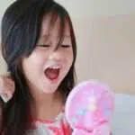 Bunda, Ini Cara Ajarkan Anak Menyisir Rambut Sendiri