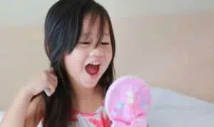 Bunda, Ini Cara Ajarkan Anak Menyisir Rambut Sendiri