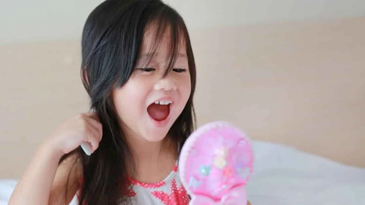 Bunda, Ini Cara Ajarkan Anak Menyisir Rambut Sendiri