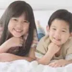 Cara Ajarkan Anak Tertua Bersikap Baik Pada Adiknya