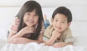 Cara Ajarkan Anak Tertua Bersikap Baik Pada Adiknya