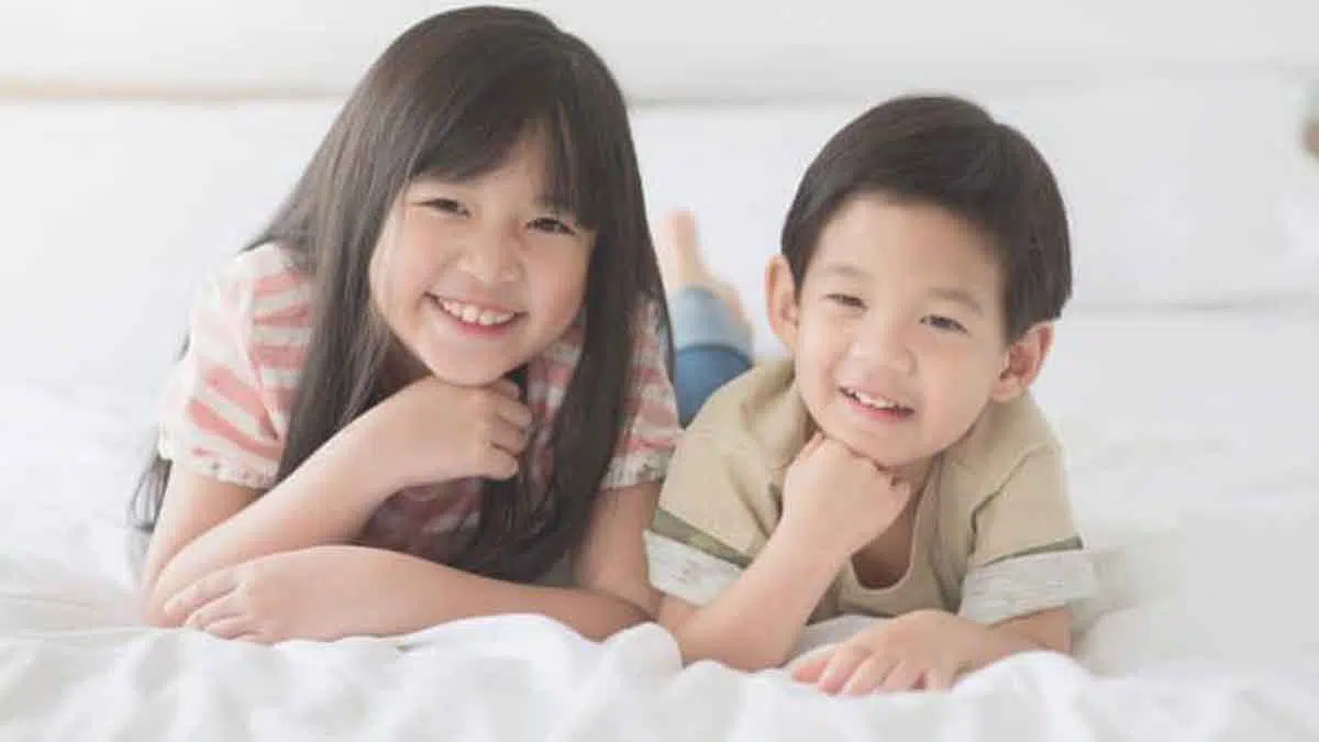 Cara Ajarkan Anak Tertua Bersikap Baik Pada Adiknya
