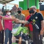 Blusukan ke Desa Branta Pesisir, Mas Tamam Beri Bantuan Motor Pengangkut Sampah
