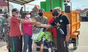 Blusukan ke Desa Branta Pesisir, Mas Tamam Beri Bantuan Motor Pengangkut Sampah