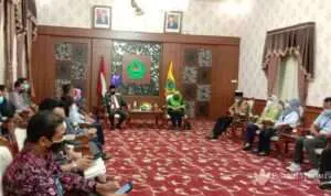 Undang Perusahaan, Bupati Pamekasan Ceritakan Lansia yang Butuh Bantuan