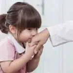 Pentingnya Membiasakan Anak Mengucap Salam