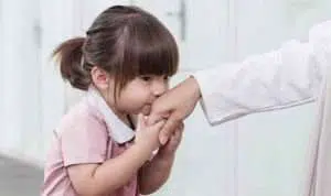 Pentingnya Membiasakan Anak Mengucap Salam