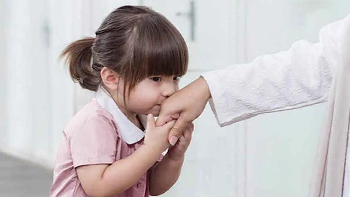 Pentingnya Membiasakan Anak Mengucap Salam