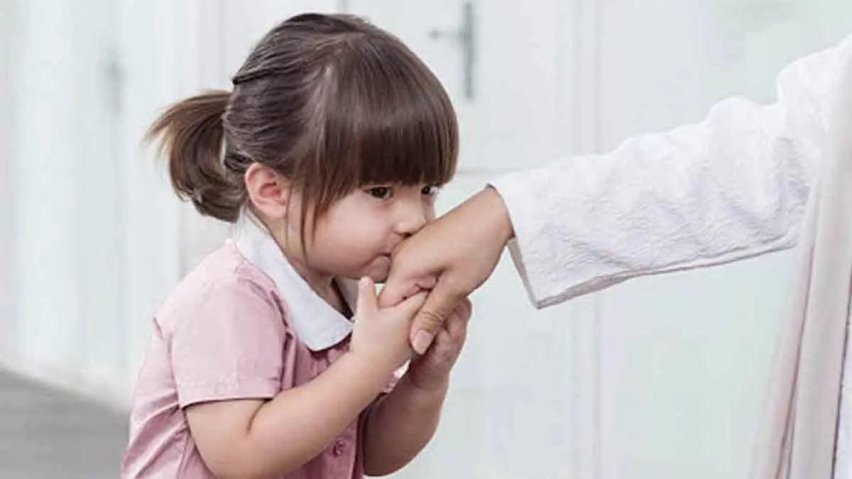 Pentingnya Membiasakan Anak Mengucap Salam