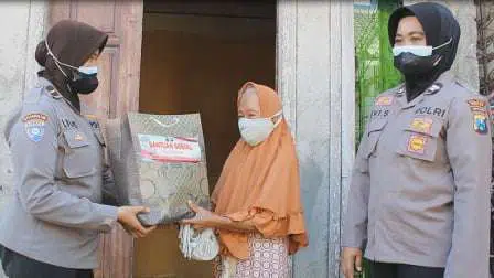 Polwan Polres Bangkalan Bagi-bagi Sembako