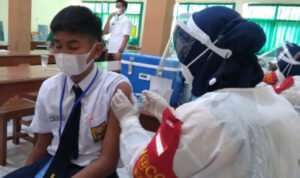 Siswa SMPN 2 Bangkalan Disuntik Vaksin