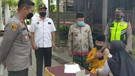 Ke Pondok, Polres Sampang ‘Door to Door’ Vaksin Covid-19